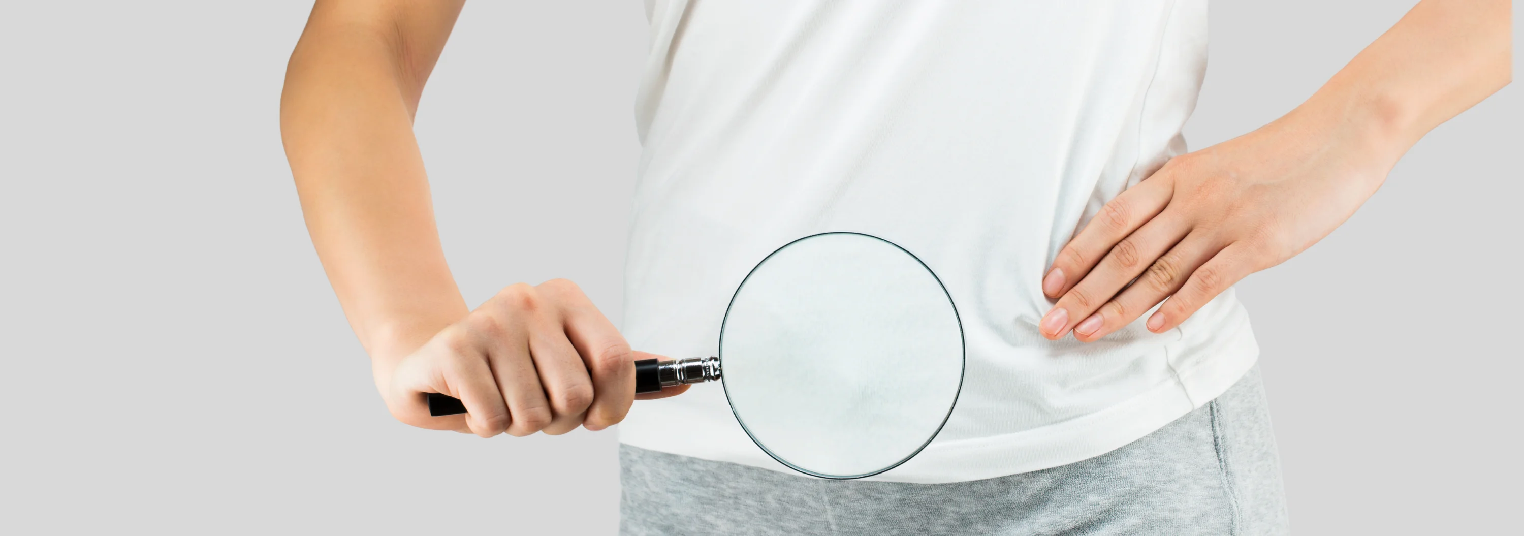 虫眼鏡を持っている人