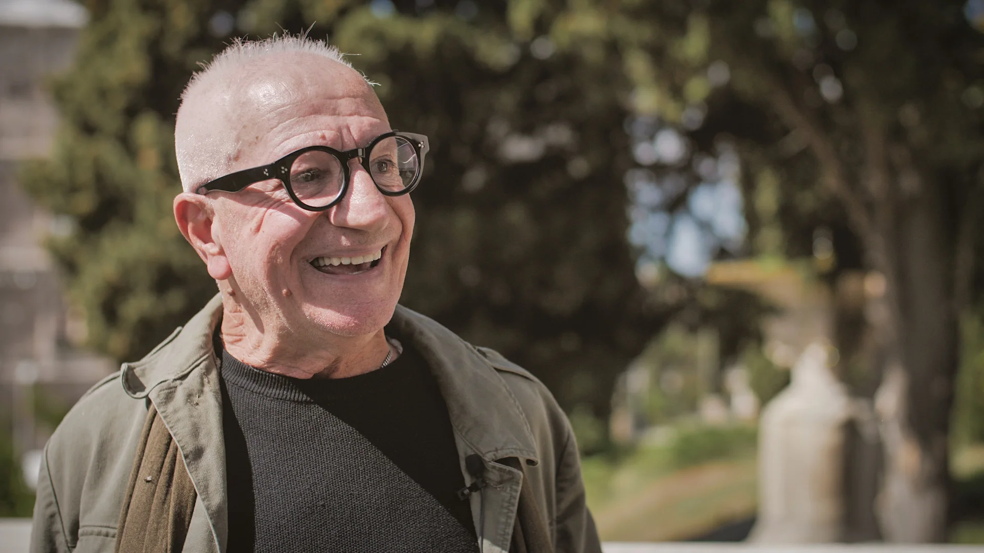 Un uomo che porta gli occhiali