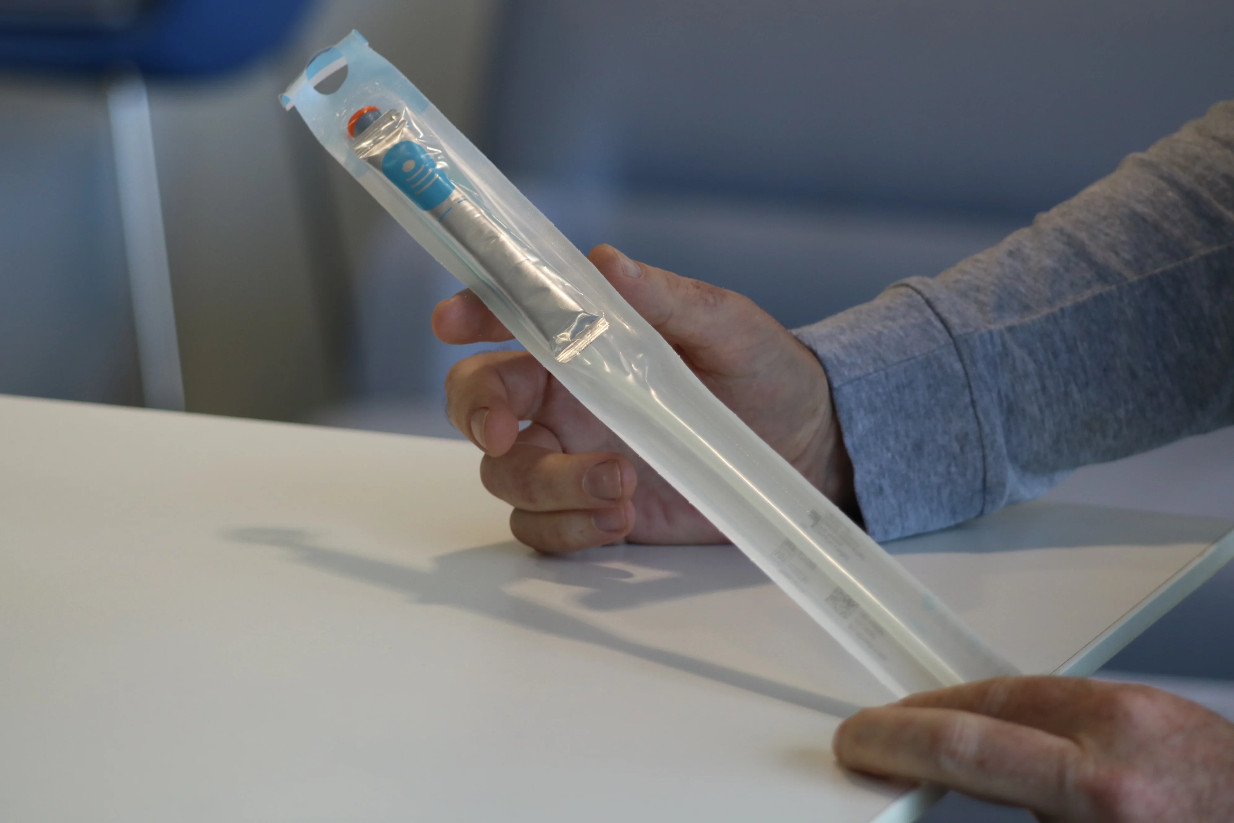 una persona che tiene una penna