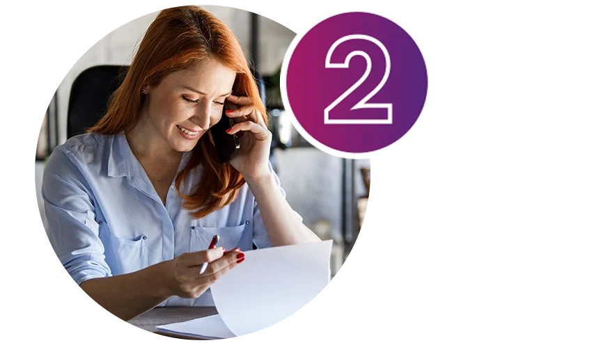 una donna che tiene in mano una penna e un foglio