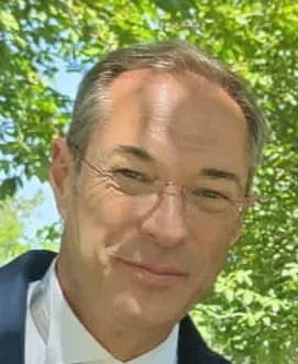 un uomo sorridente per la telecamera