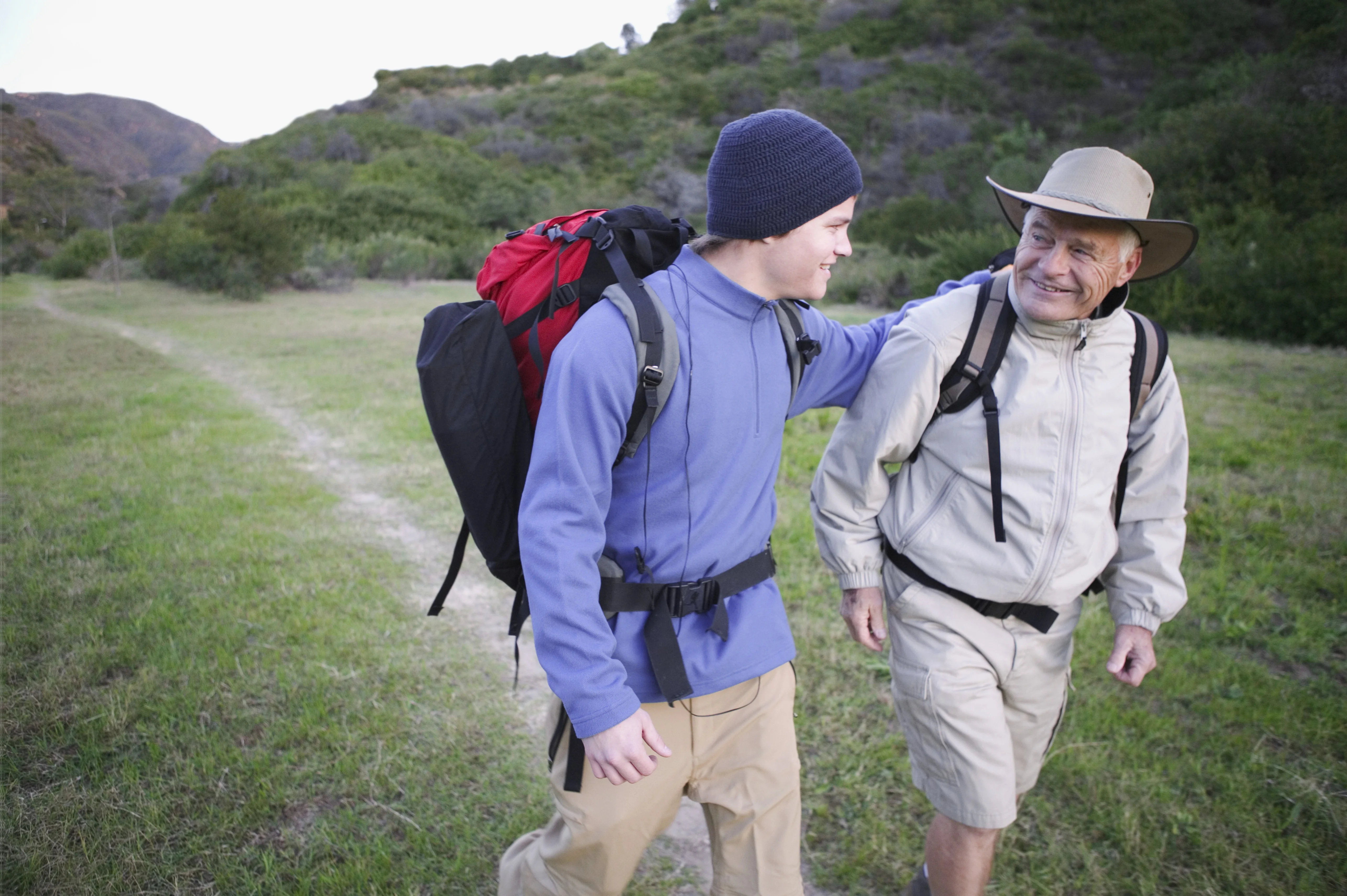 Una coppia di uomini che camminano su un sentiero in montagna