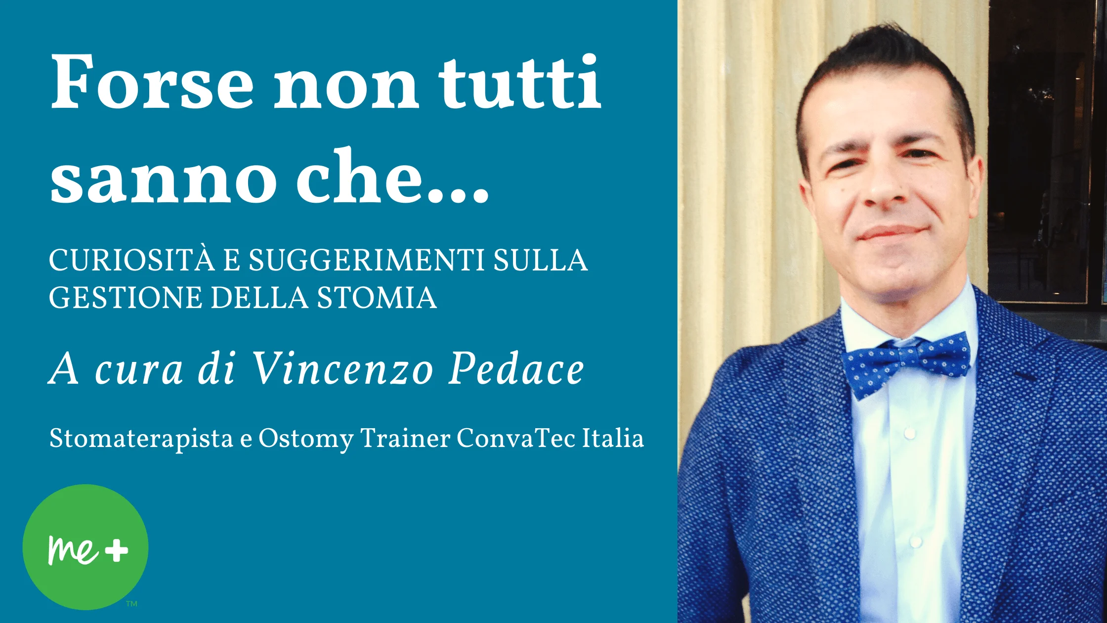 Un uomo in un abito blu