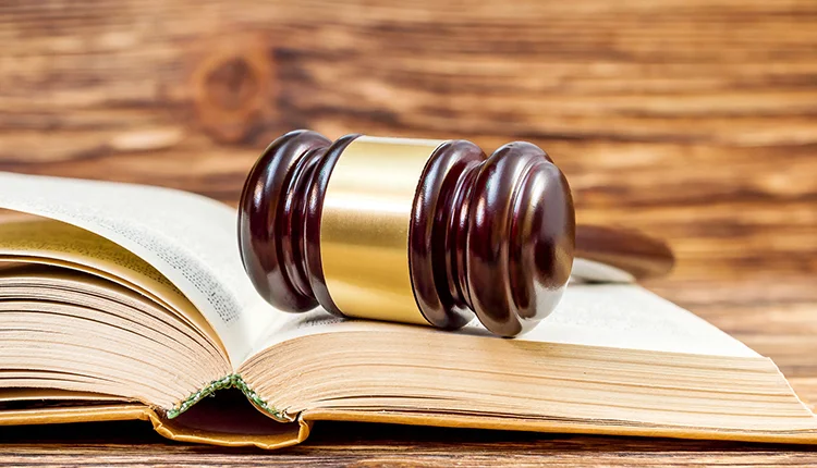 un paio di anelli d'oro su un libro