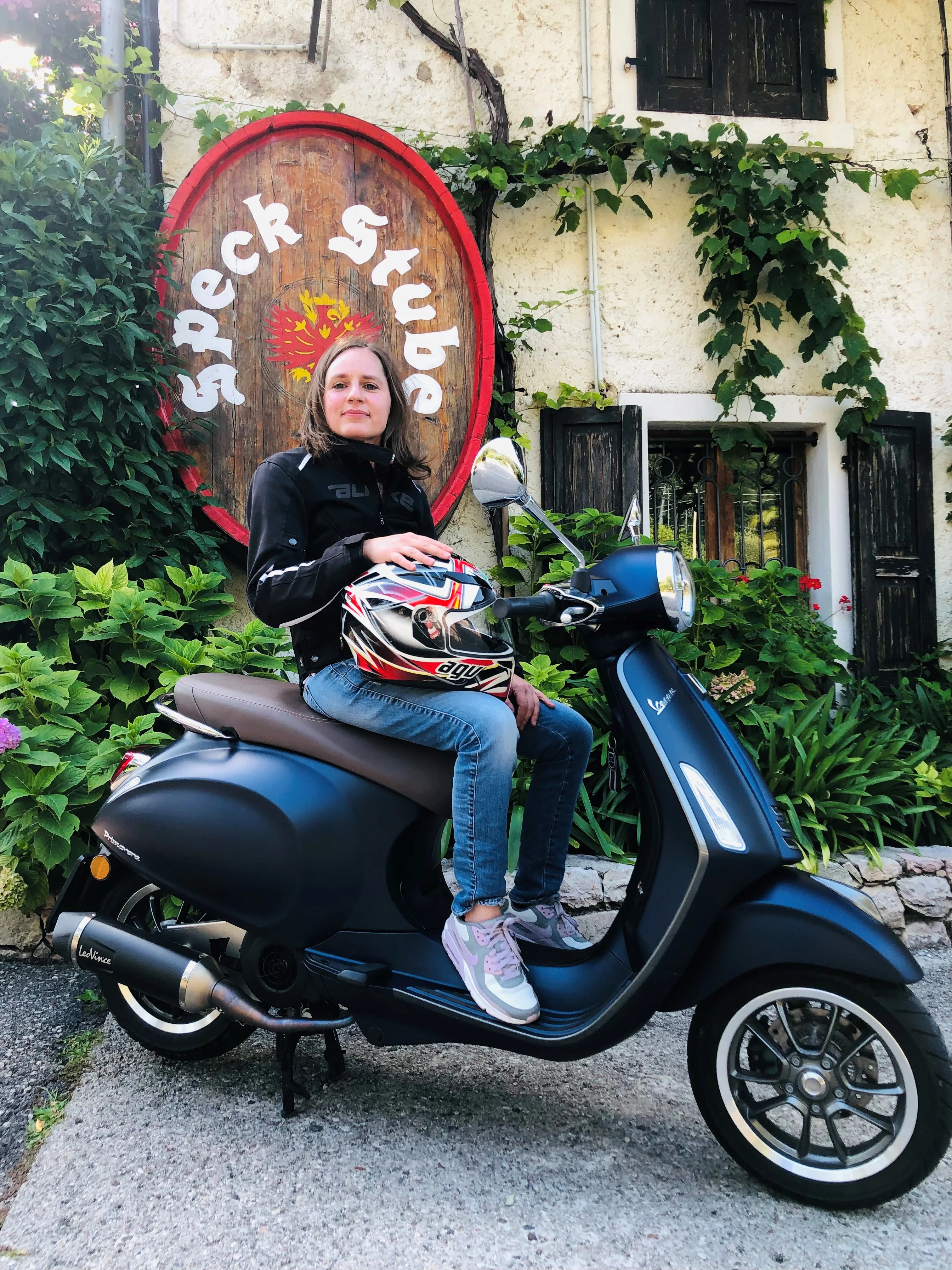 una donna seduta su una moto