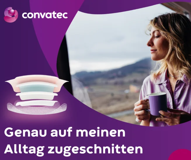 Eine Krankenschwester blickt entspannt aus dem Fenster mit einer Tasse Kaffee in der Hand