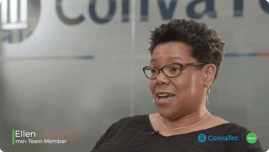 Een man die een bril draagt