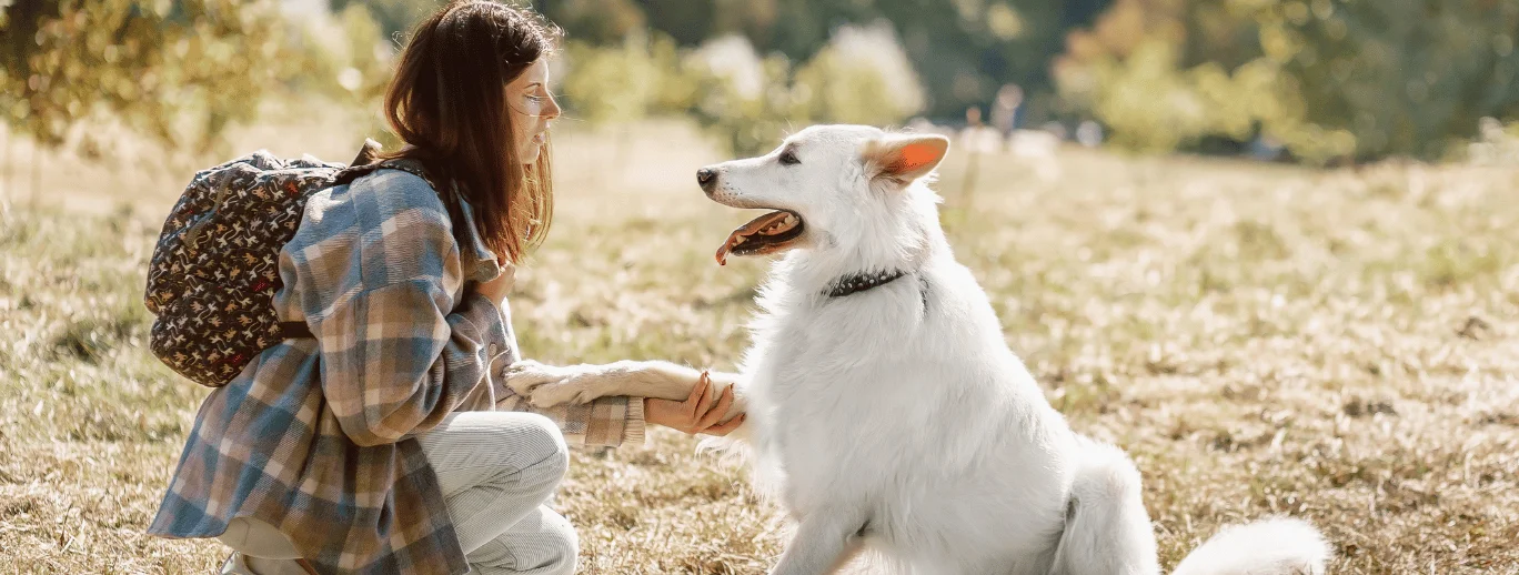 Žena v zeleném tričku běží